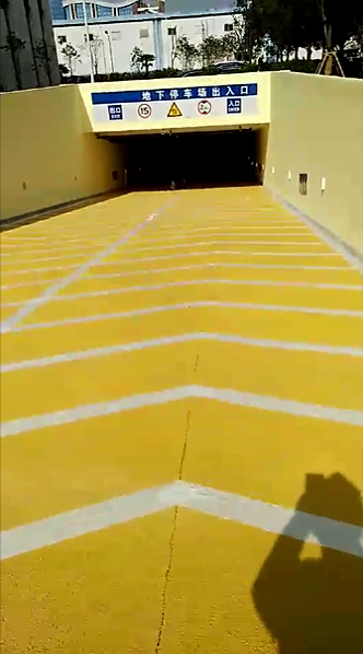 彩色防滑地坪漆地下停车场施工中